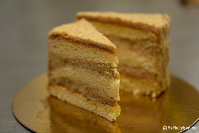 Örök kedvenc a rumos teával átitatott lapok közé vastagon kent diókrémes torta •  Fotó: Erdély Bálint Előd