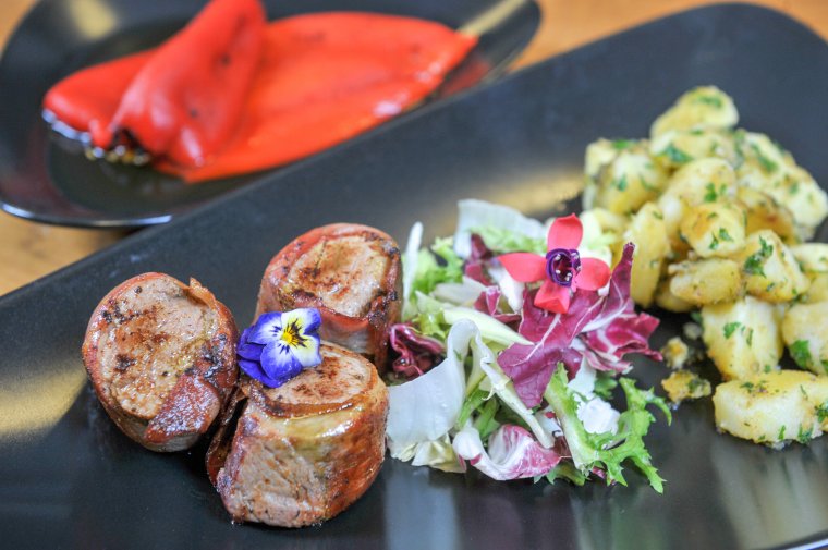 Miért jó baconbe göngyölni a bélszínt?