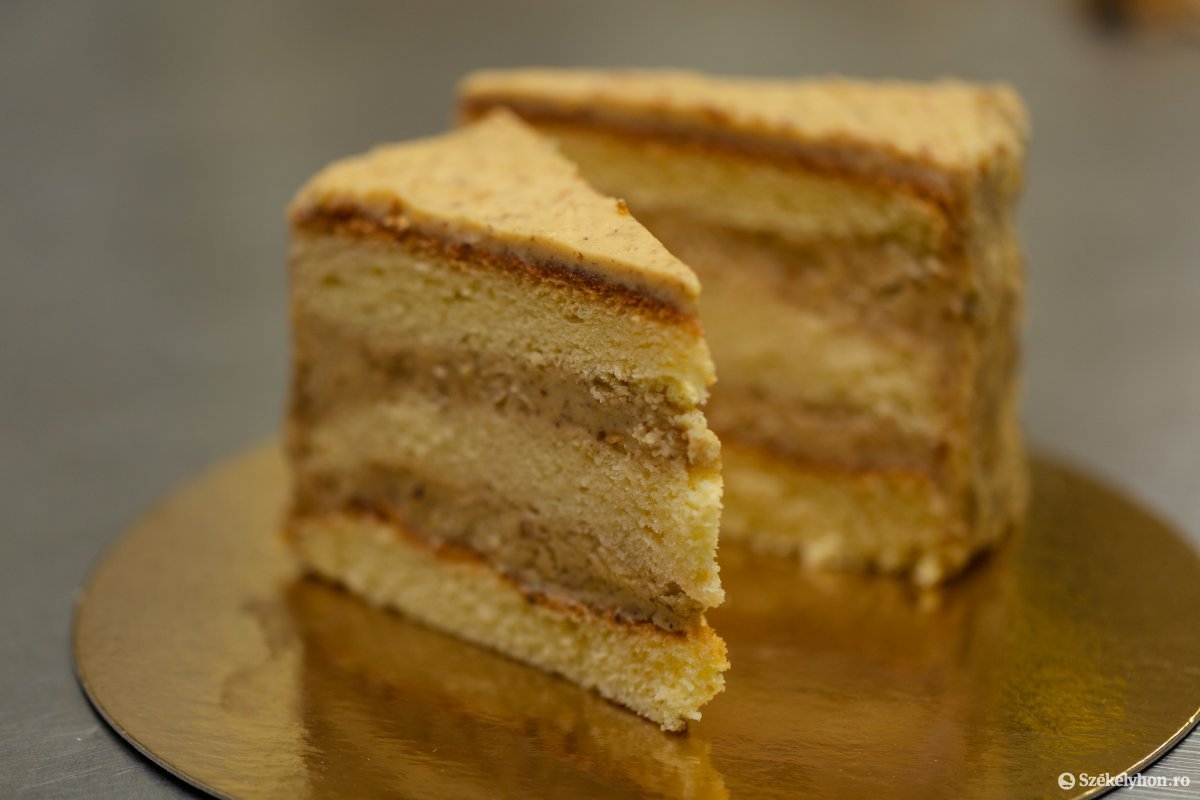 Örök kedvenc a rumos teával átitatott lapok közé vastagon kent diókrémes torta •  Fotó: Erdély Bálint Előd