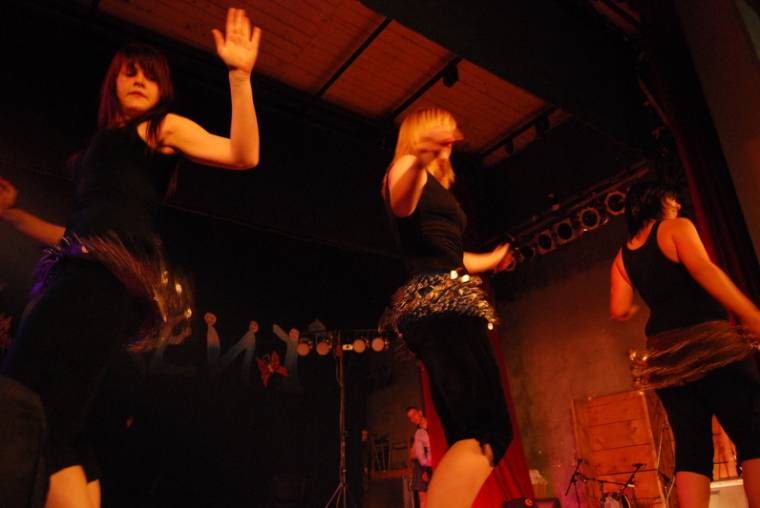 Torentre készülnek a táncos diákok