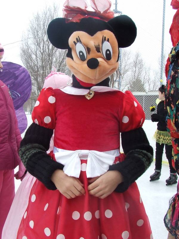 Maskarás gyerekek és bajnok műkorcsolyások a Jégkarneválon