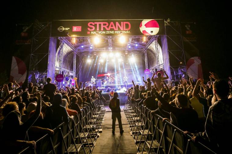 Gigantikus strandparti a Balatonon