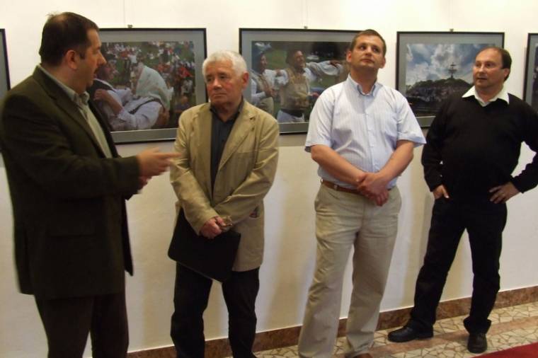 A „székely viselet, a tánc, a dal és imádság ünnepe” Ádám Gyula képeiben