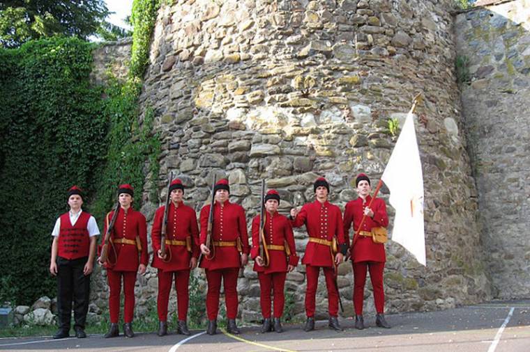 Újoncokat toboroznak a székely vörös darabontok