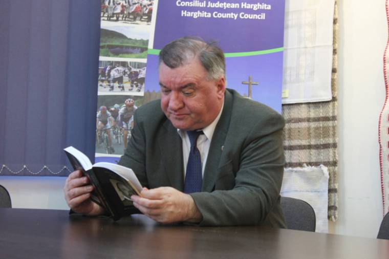 A parancsnok, a pedagógus, a vezető – Kratochvil Károly élete szavakba öntve