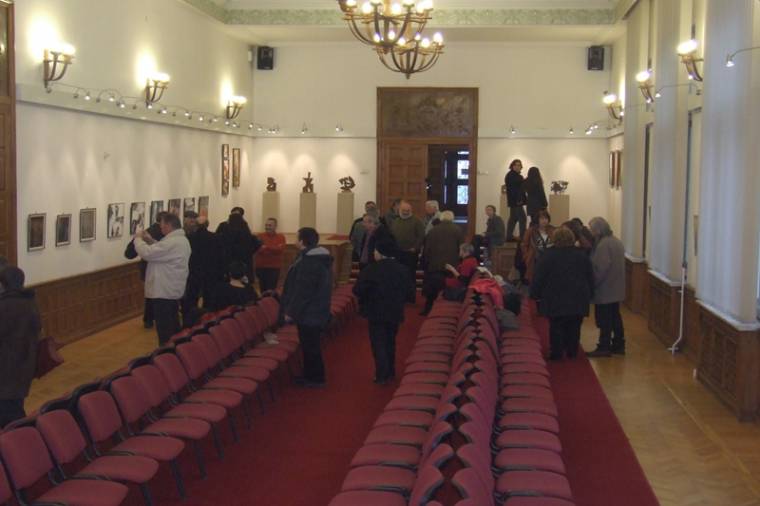 Képzőművészeti kiállítás a városi könyvtárban