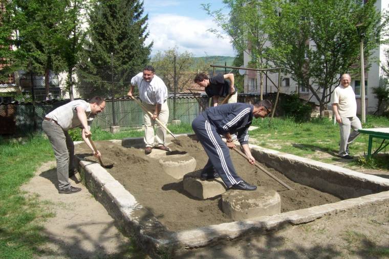 Homokot vittek a játszóterekre