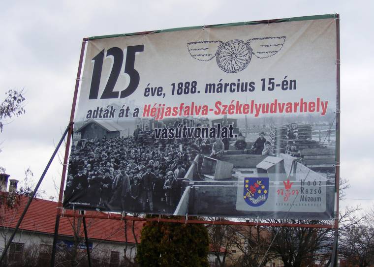Rögtönzött kiállítás a székelyudvarhelyi vasútállomáson