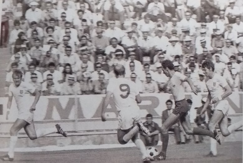 Dembrószky Imre az angol védők között, előtte 9-es számmal Bobby Charlton •  Fotó: Ioan Chirilă Mexico 70 – Jurnal sentimental című kötete