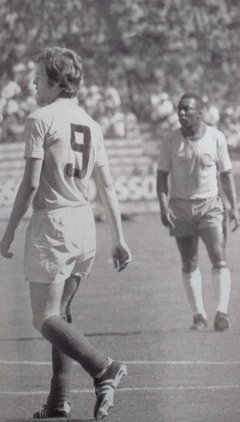 Florea Dumitrache (9) egyszer, Pelé kétszer talált be a brazil–román meccsen •  Fotó: Ioan Chirilă Mexico 70 – Jurnal sentimental című kötete