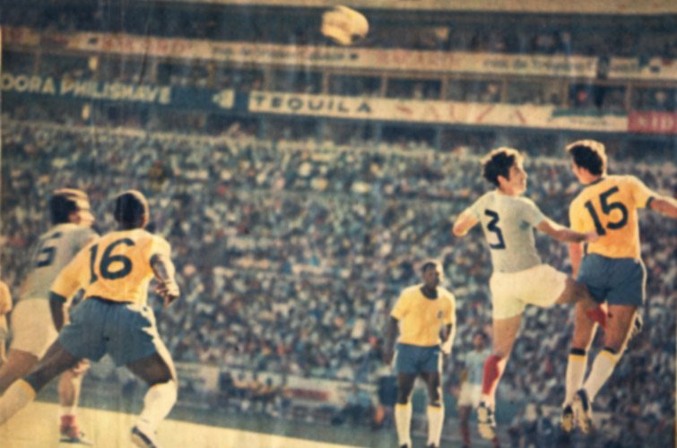 Román–brazil csata levegőben, a kék mezes Ion (Liță) Dumitru (15) és Nicolae (Culae) Lupescu (3), illetve sárgában a brazil Everaldo (16) és Fontana (15) •  Fotó: Ioan Chirilă Mexico 70 – Jurnal sentimental című kötete