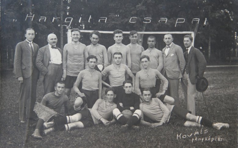 A Székelyudvarhelyi Hargita labdarúgócsapata támogatóival és vezetőivel 1921. augusztus 6-án. 