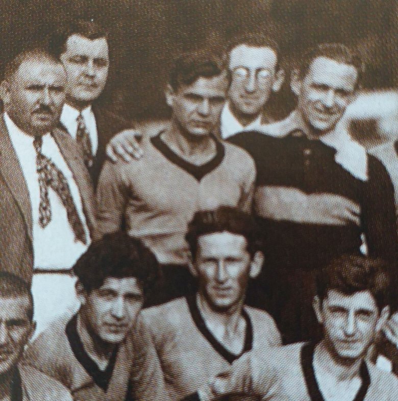 Játékosként (középen) az 1931. június 29-én lezajlott Hargita – Budai 11 (2:6) barátságos mérkőzésen 