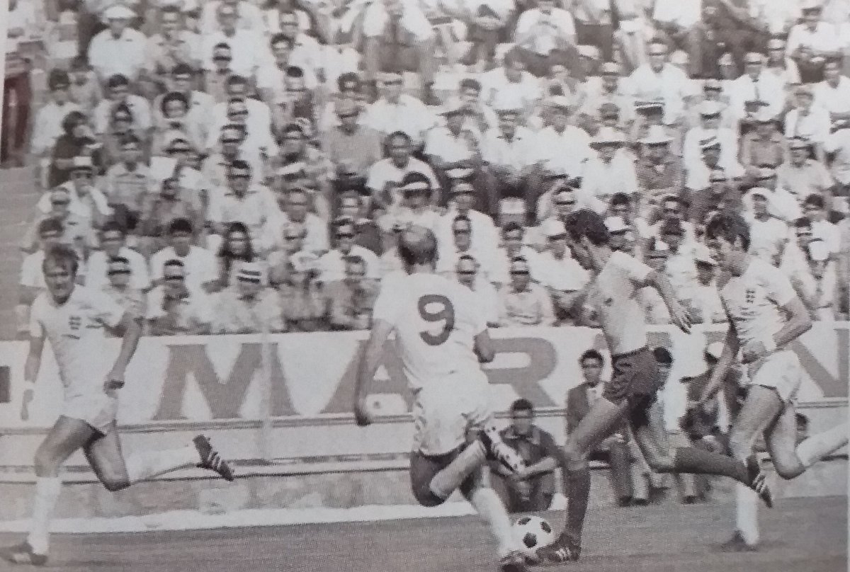 Dembrószky Imre az angol védők között, előtte 9-es számmal Bobby Charlton •  Fotó: Ioan Chirilă Mexico 70 – Jurnal sentimental című kötete