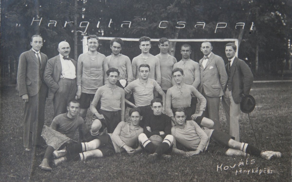 A Székelyudvarhelyi Hargita labdarúgócsapata támogatóival és vezetőivel 1921. augusztus 6-án. 