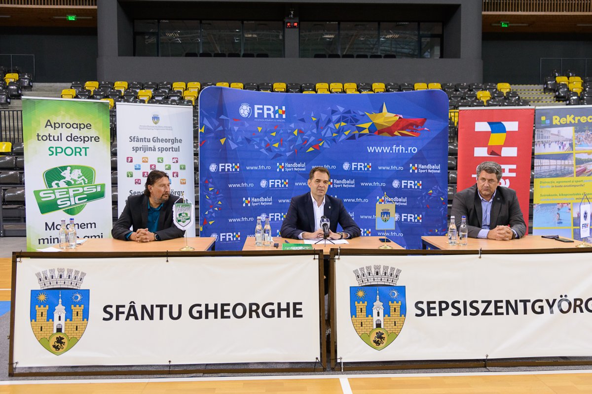 Rusz István, Antal Árpád és Alexandru Dedu a sajtótájékoztatón •  Fotó: Sepsi.ro
