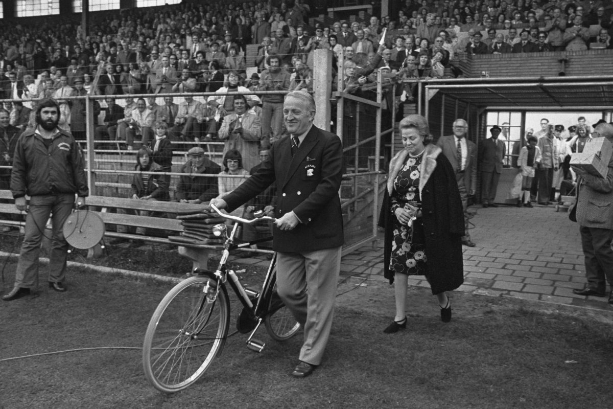 Kerékpárral vonult be az Ajax stadionjába •  Fotó: Anefo/Wikimedia Commons