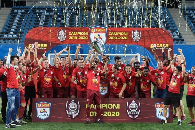 Ünnepel a kolozsvári CFR. Zsinórban háromszor lett bajnok, összesen hatodik bajnoki címét szerezte meg •  Fotó: Facebook/Fotbal Club CFR 1907