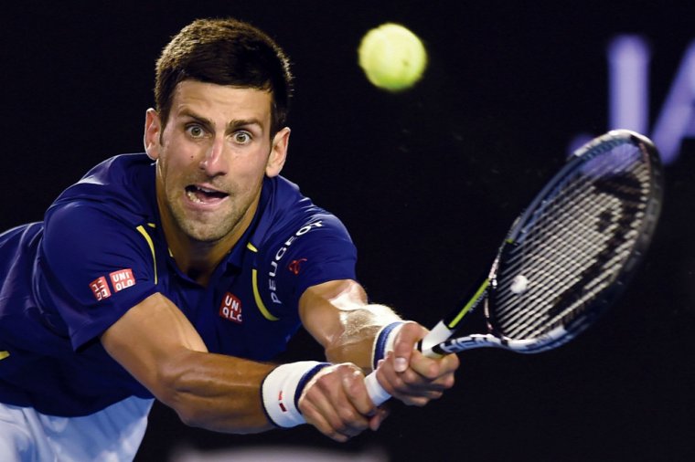 Djokovic menekültekkel összezárva reménykedik, hogy nem küldik haza, miközben szállodája előtt érte tüntetnek