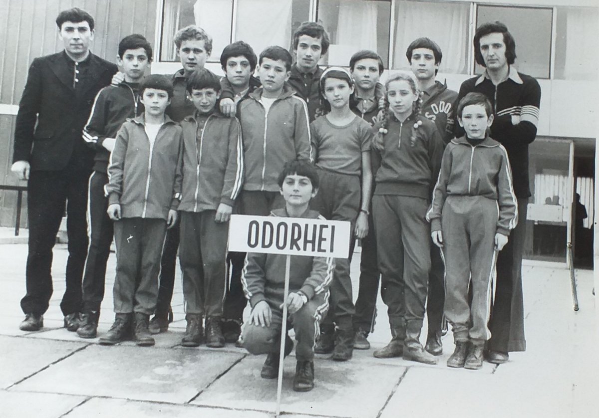 Az Udvarhelyi ISK gyerekcsapata az 1975-ben Pitești-en megrendezett Sportiskolák országos döntőjén. Hátsó sor: Nagy Ferenc edző, Adorján István, Béres Imre, Neubauer Zoltán, Nagy Levente, Fülöp László, Török Ernő, Lukáts Ignác segédedző. Első sor: Cseh Lá •  Fotó: Nagy Levente archívuma