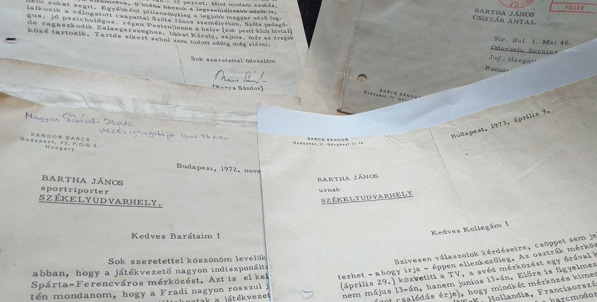 Barcs levelei írógépen íródtak, de saját kezű aláírása mindegyiken ott szerepel •  Fotó: Katona Zoltán