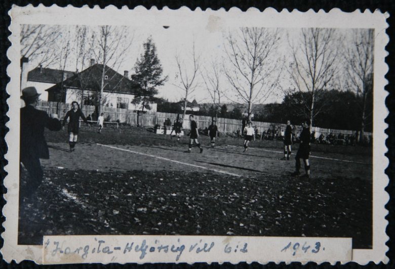 Egy 1943-ban készült kép
közepén, a jegenyefák között
a Vánky-ház tornya látható,
illetve a mai Tompa László iskola
és a mögötte álló ház •  Fotó: Katona Zoltán archívuma