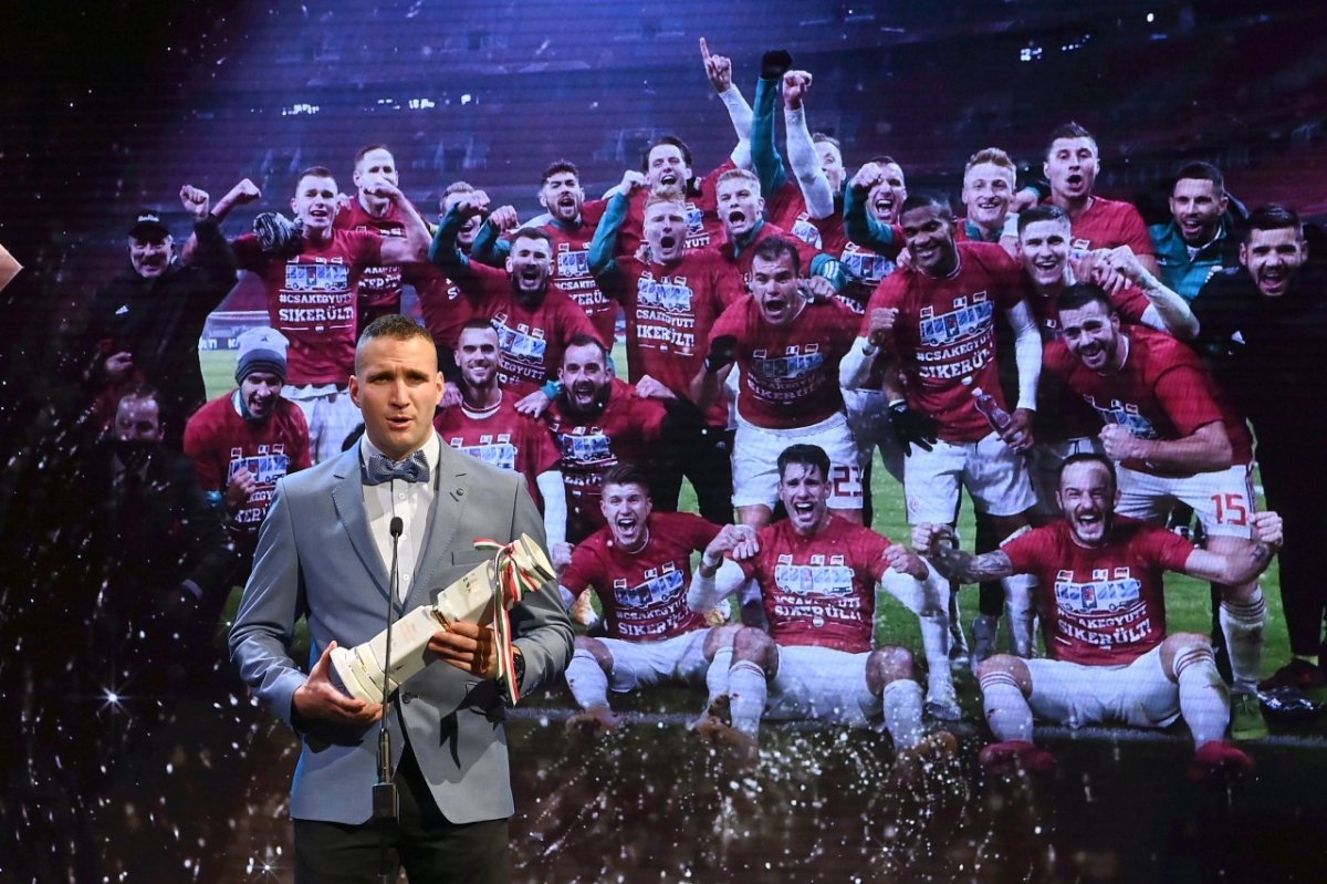 Könyves Norbert, a magyar labdarúgó-válogatott tagja, miután átvette az Év csapata a hagyományos sportágakban díjat az M4 Sport - Az Év sportolója gálán •  Fotó: MTI/Illyés Tibor