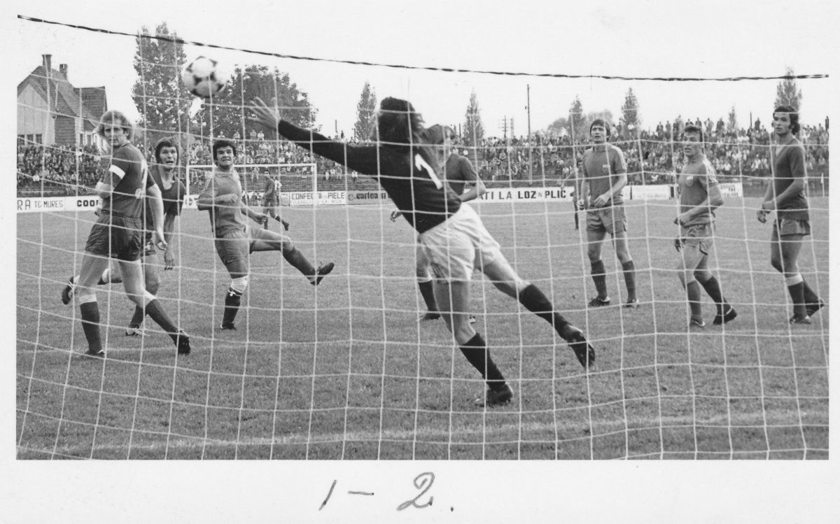 Marosvásárhelyen: utolsó védőként, tehetetlenül egy ASA–Olimpia mérkőzésen •  Fotó: Constantin Mihu