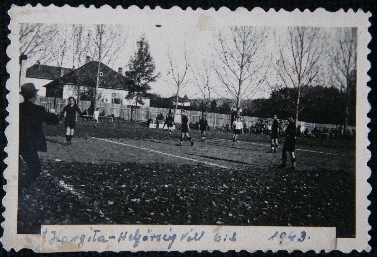 Egy 1943-ban készült képközepén, a jegenyefák közötta Vánky-ház tornya látható,illetve a mai Tompa László iskolaés a mögötte álló ház •  Fotó: Katona Zoltán archívuma