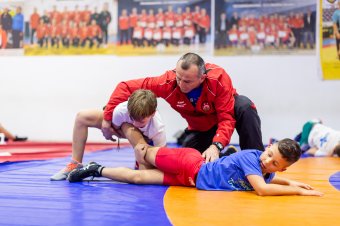 A Katona család: egy szőnyegen apa és fia