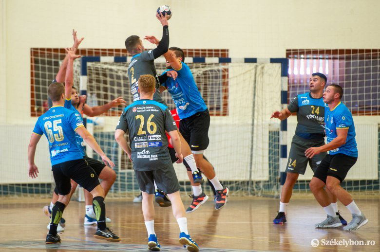 Székelyudvarhelyi VSK –Vidombak Sporting mérkőzés. A helyi felnőtt csapat jó tanulóiskola az ifik számára •  Fotó: Beliczay László