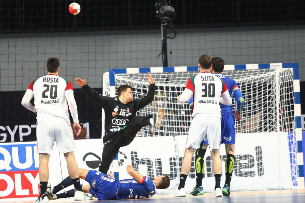 Mikler Roland sokszor remekelt a kapuban, tartva a lelket a magyar csapatban •  Fotó: handballegypt2021.com