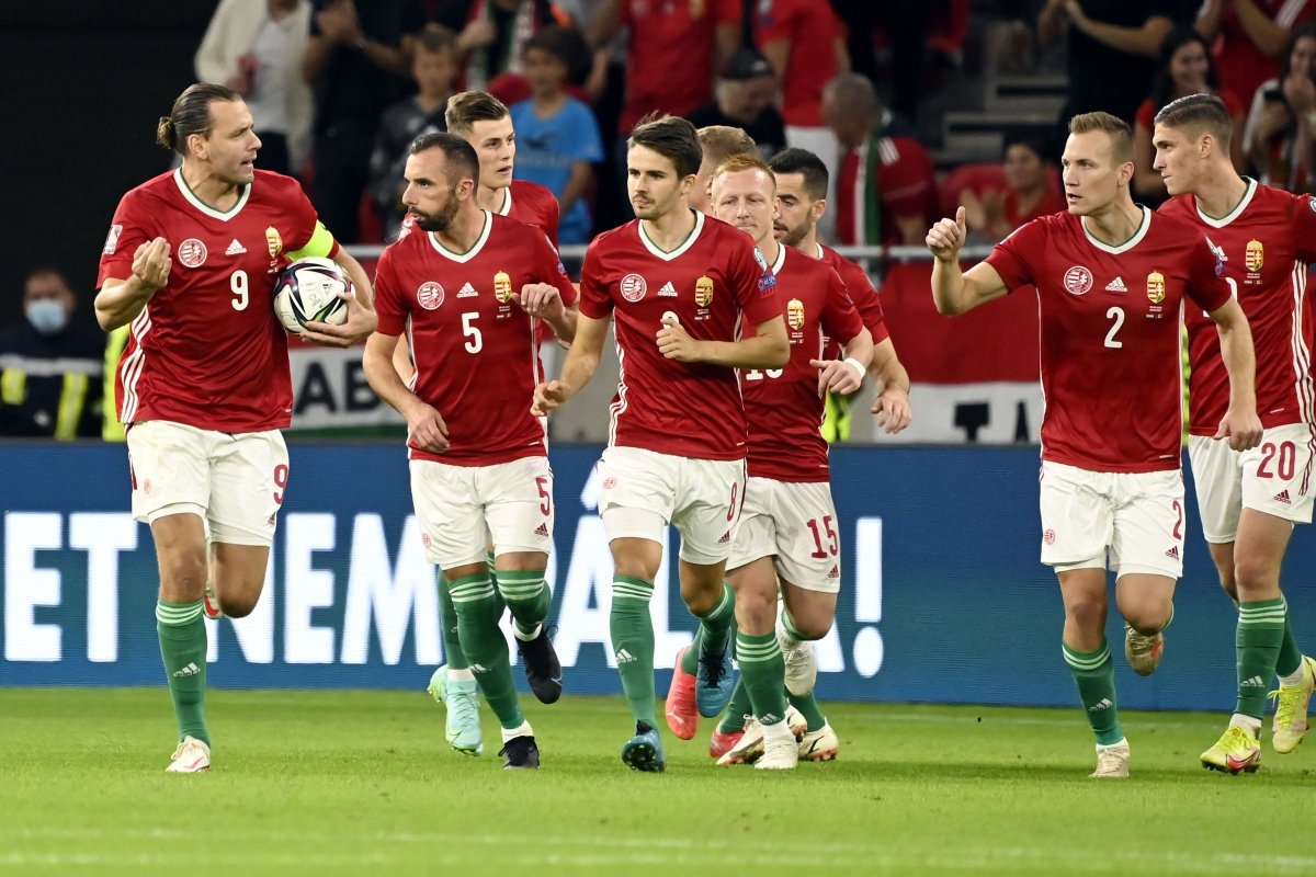 Szalai Ádáméknak (labdával) nehezebben ment a vártnál Andorra ellen •  Fotó: MTI/Kovács Tamás