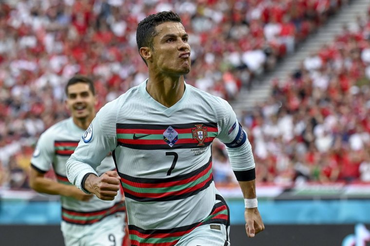 Vizsgálatot indít az UEFA a Ronaldót sértegető magyar szurkolók viselkedése miatt