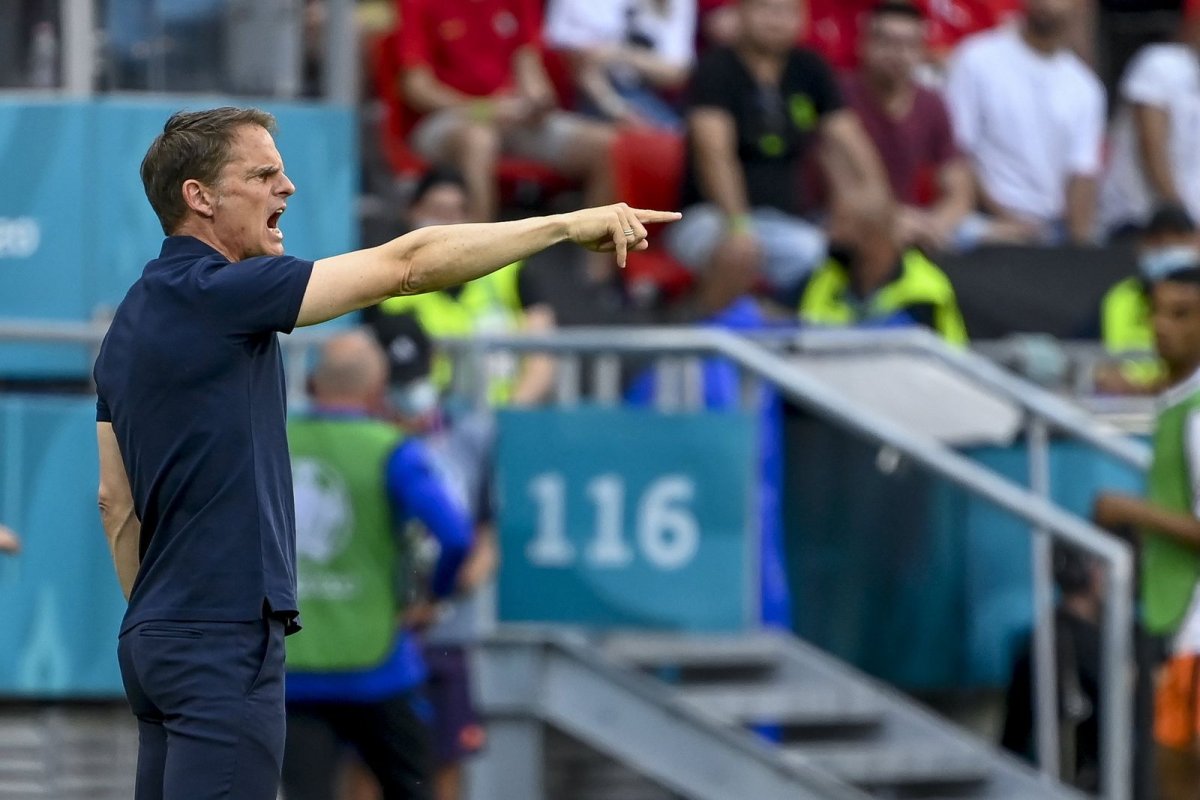 Frank de Boer tehetetlen volt a partvonalon •  Fotó: MTI