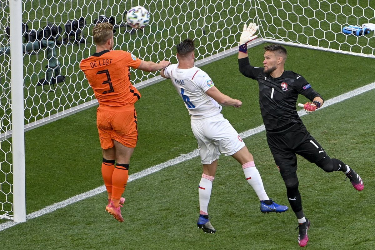 Az első félidőben veszélyesebb volt a holland csapat, de nem tudott betalálni •  Fotó: MTI