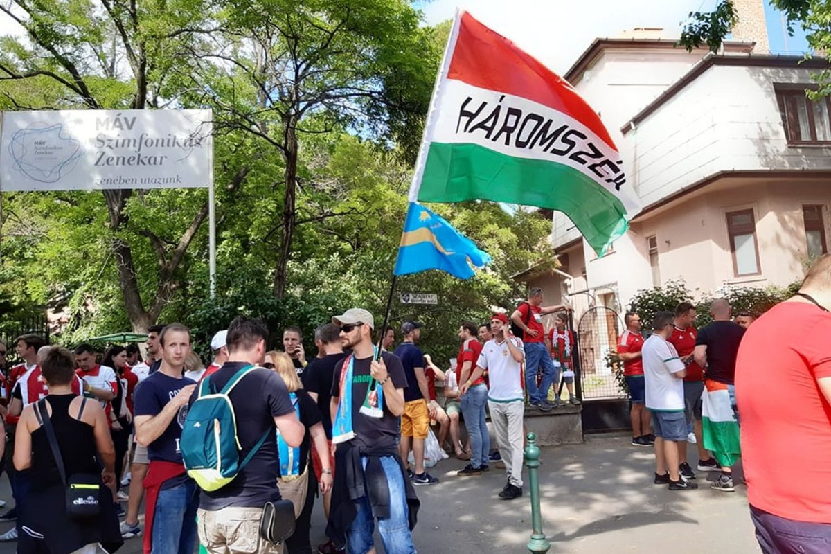 Székelyföldről is érkeztek szurkolók a régót várt futballmeccsre •  Fotó: Sánta Imre