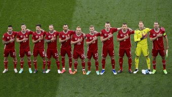 Isten, áldd meg a magyart... és óvd a királynőt! Himnuszok a focipályán