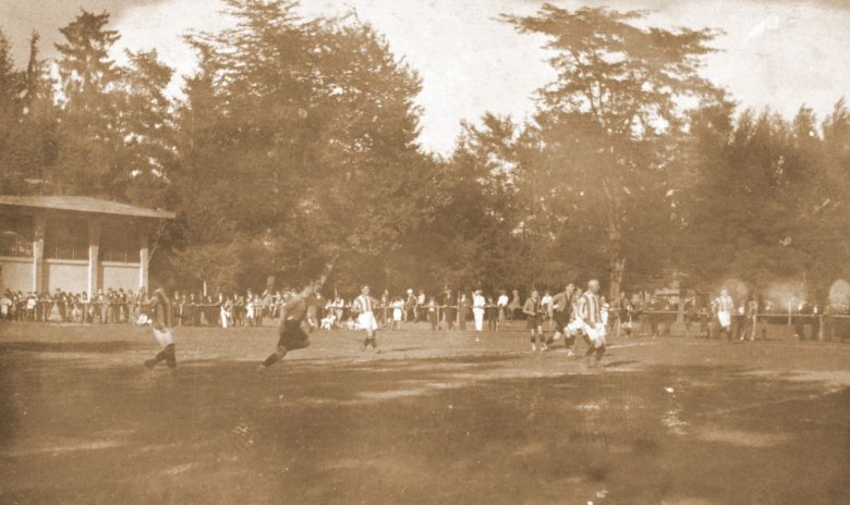 Az 1920-as években a Hargita 
TE a Kollégium-kerti pályán 
játszotta mérkőzéseit, ez a mai 
asztalitenisz-terem és a vasúti 
sín közötti területen volt •  Fotó: Katona Zoltán archívuma