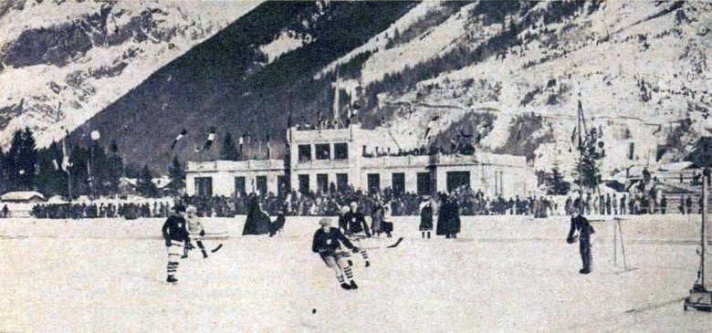 Jelenet az Egyesült Államok–
Franciaország hokimeccsről, 
az eredmény beszédes: 
az amerikaiak 22–0-ra verték 
a házigazdákat •  Fotó: Wikimedia Commons