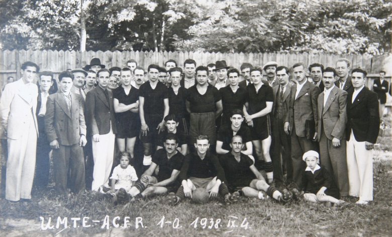 Az UMTE egy győztes meccs 
után, 1938. október 4-én az új 
futballpályán, balról jobbra: 
Kiss Lajos (labdával), Sille Lajos, 
Üveges Ferenc, Grünspán Tibor, 
Vári Zsigmond, Lőrincz Zoltán, 
Mano L., Szalay Dénes, 
Pásztor Tibor, Szabó László 
és •  Fotó: Katona Zoltán archívuma