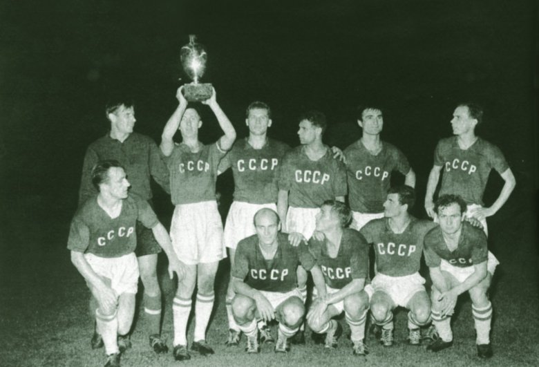 A Párizsban 1960-ban diadalmaskodó szovjet válogatott •  Fotó: Katona Zoltán: Párizstól Bécsig – A labdarúgó Európa-bajnokságok