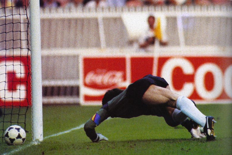 Arconada alatt csúszik be a Platini által meglőtt labda (1984) •  Fotó: Katona Zoltán: Párizstól Bécsig – A labdarúgó Európa-bajnokságok