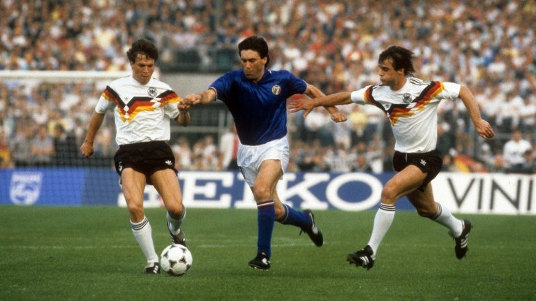 Andreas Brehme (3-as számmal) 
szabadrúgásból szerez egyenlítő 
gólt az olaszok ellen Düsseldorfban, az 1988-as Eb nyitányán (NSZK–Olaszország 1–1) •  Fotó: UEFA.com
