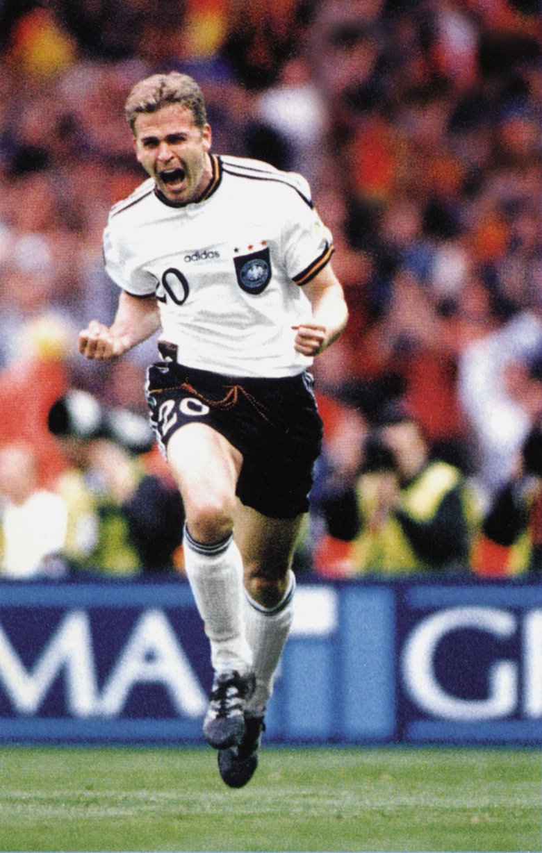 Az 1996-os német–cseh finálé 
hőse, a 20-as számú mezben, 
csereként beállt Oliver Bierhoff 
két gólt szerezve döntötte el 
a mérkőzést •  Fotó: Katona Zoltán: Párizstól Bécsig – A labdarúgó Európa-bajnokságok