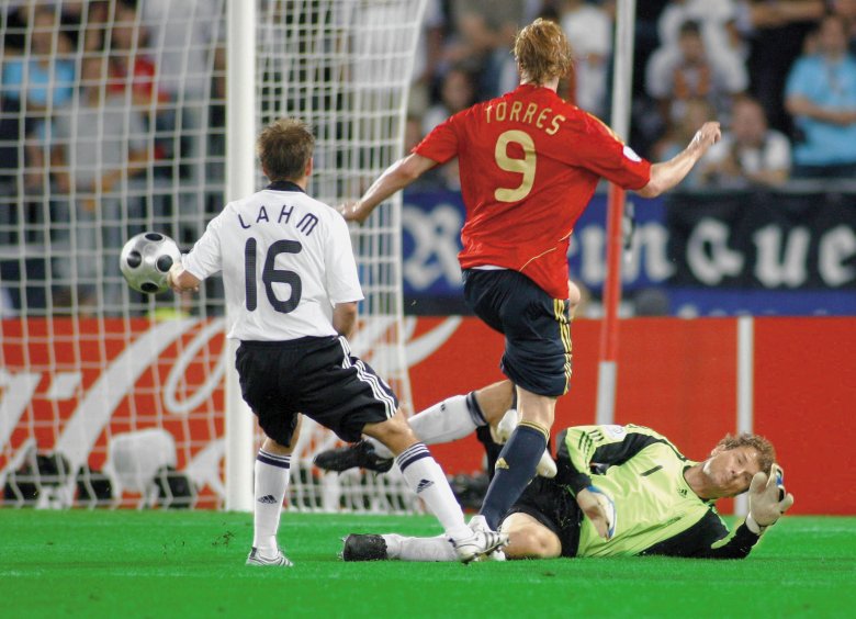 Egy igazi, klasszikus, 9-es 
középcsatár és mozdulata: 
Fernando Torres lövi a 2008-as 
Eb-döntő egyetlen gólját Philip 
Lahm (16-os számmal) és Jens 
Lehmann között •  Fotó: Katona Zoltán: Párizstól Bécsig – A labdarúgó Európa-bajnokságok