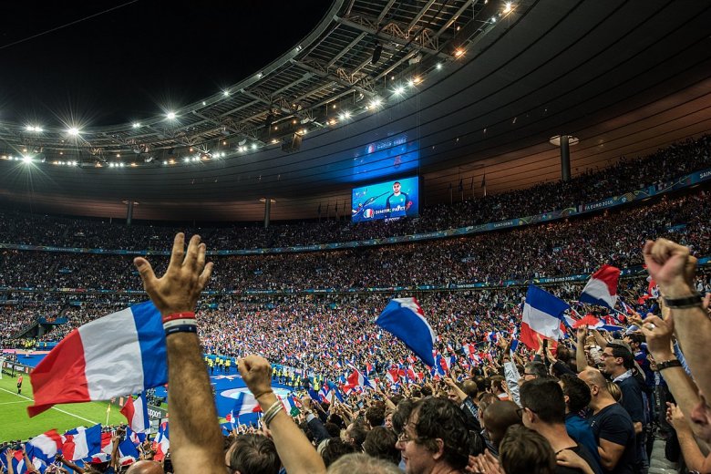 A gólörömben úszó Stade de France nagyképernyőjén Dimitri Payet, a románok elleni győztes találat szerzője (2016) •  Fotó: Wikimedia Commons