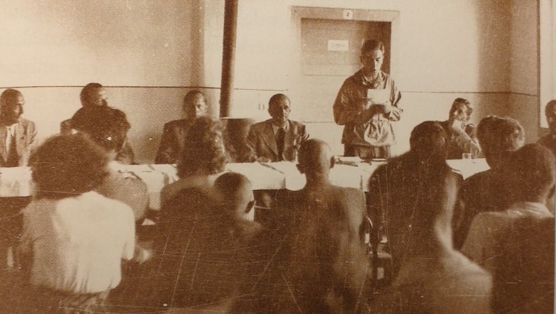 A menedékház avatásán (1942. augusztus 30-án) beszédet mond Zárug Endre, a Hargita Testedző Egylet turisztikai szakosztályának főtitkára •  Fotó: Péter Attila: Életem filmkockái című kötete