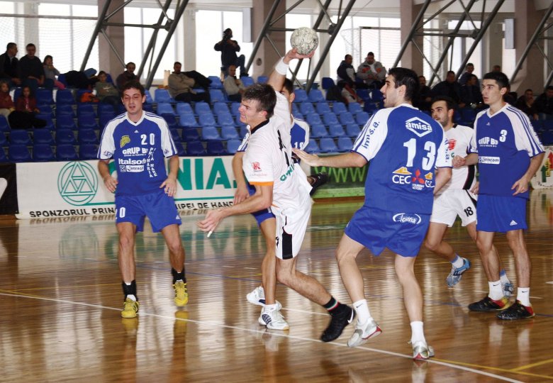 Tálas Huba lő kapura Nagyvárad 
ellen (2007). A beállós 
alapemberré nőtte ki magát •  Fotó: Katona Zoltán a Kollégium-kerttől az olimpiákig című kiadványa