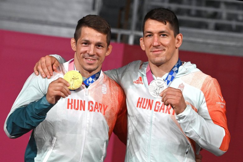 A férfi kötöttfogású birkózók 77 kilogrammos kategóriájának győztese, Lőrincz Tamás és testvére, a 87 kilogrammos kategória ezüstérmese, Lőrincz Viktor Tokióban •  Fotó: MTI/Illyés Tibor